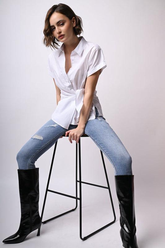 Jeans con strappi e strass