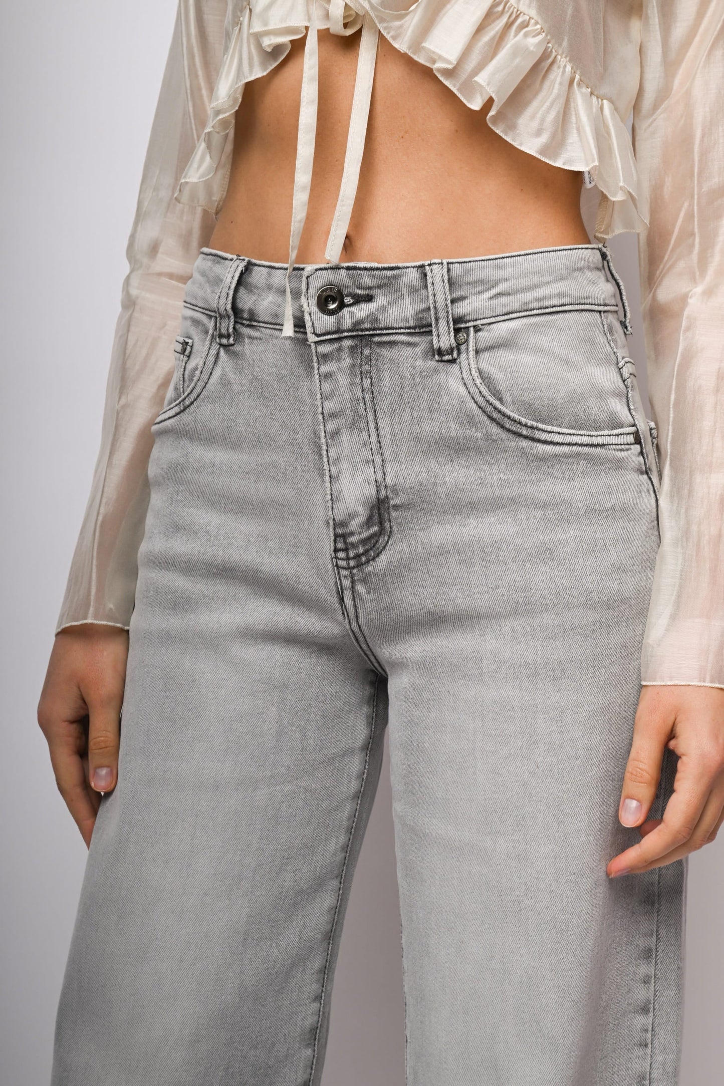 Jeans a gamba ampia sfrangiati