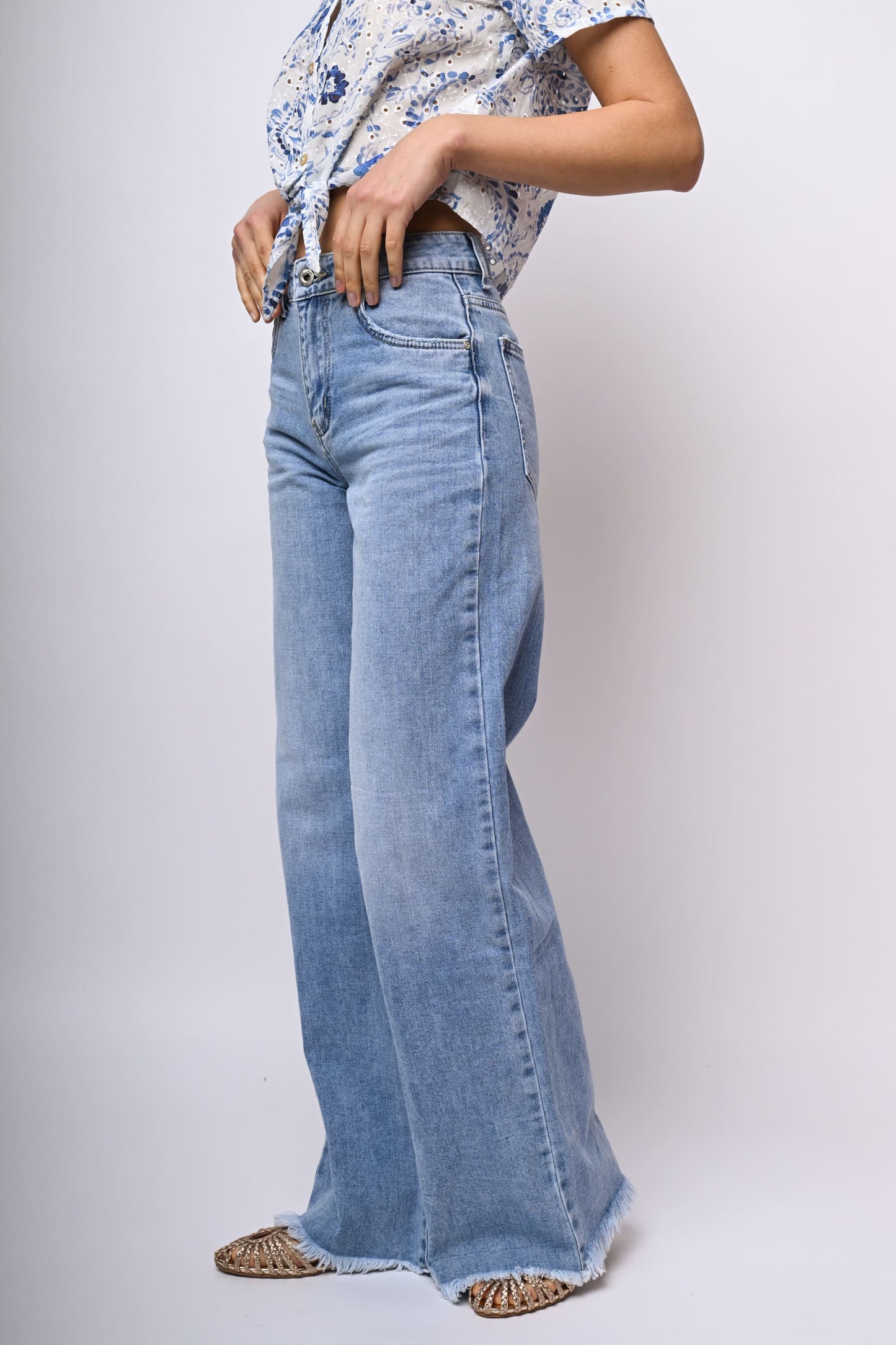 Jeans a gamba ampia sfrangiati